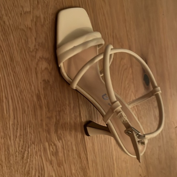 White Unisa heels - Picture 3 of 7